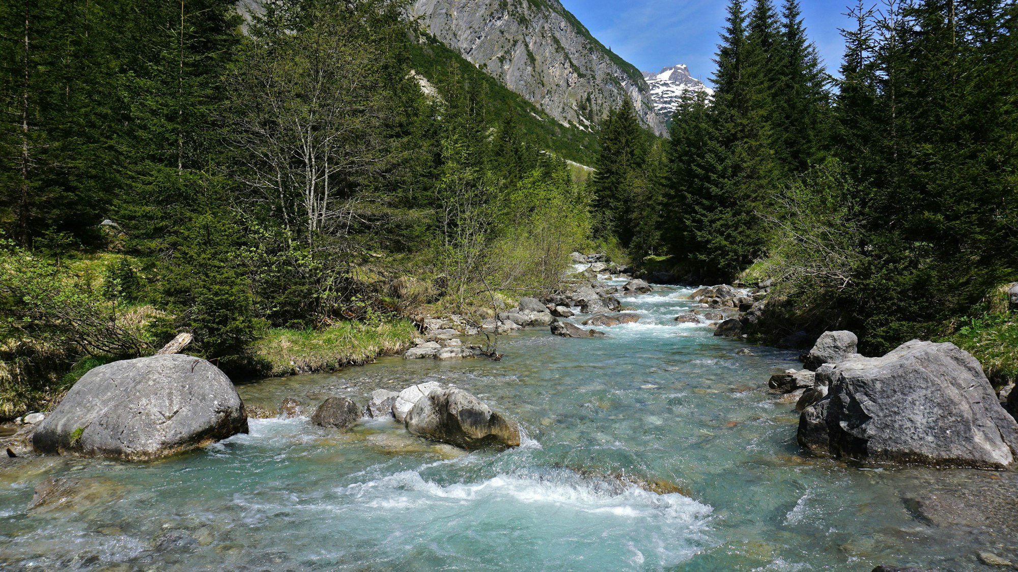 Ein Bach fließt durch das österreichische Lechtal, es bilden sich starke Strömungen. (Symbolbild)
