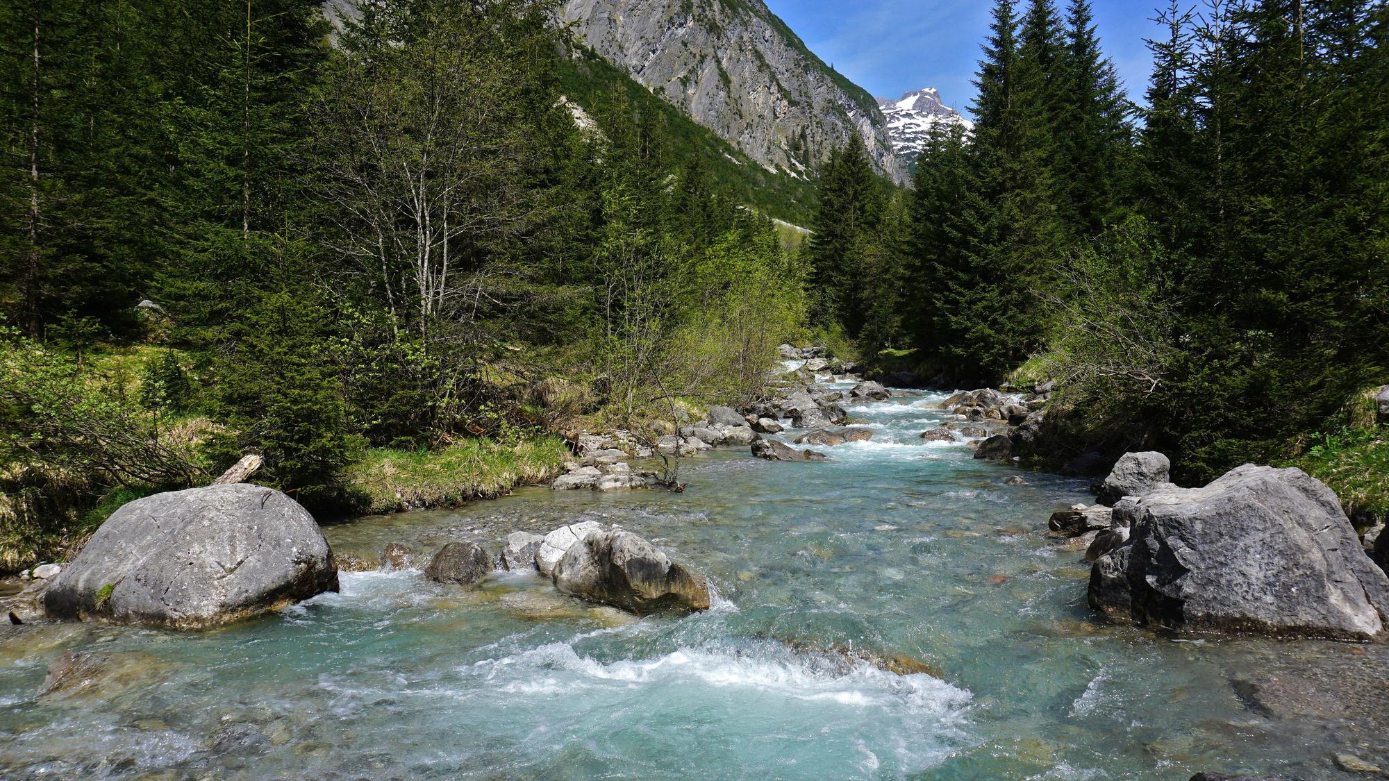 Ein Bach fließt durch das österreichische Lechtal, es bilden sich starke Strömungen. (Symbolbild)