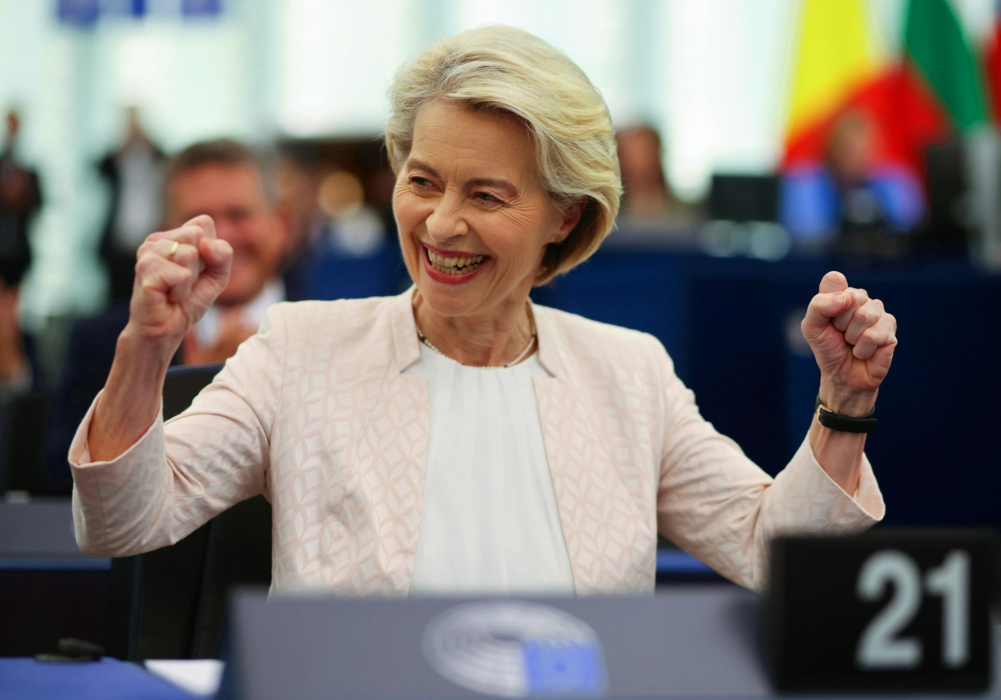 Ursula von der Leyen hat es ein zweites Mal geschafft. Die CDU-Politikerin hat die Rückendeckung des Europaparlaments für weitere fünf Jahre an der Spitze der EU-Kommission. Auch dank rechter Stimmen?18.07.2024, Frankreich, Straßburg: Ursula von der Leyen (CDU), amtierende Präsidentin der Europäischen Kommission, reagiert nach der Auszählung der Stimmen im Plenarsaal des Europäischen Parlaments. Das EU-Parlament stimmte einer zweiten Amtszeit von EU-Kommissionspräsidentin von der Leyen zu. Foto: Philipp von Ditfurth/dpa +++ dpa-Bildfunk +++
