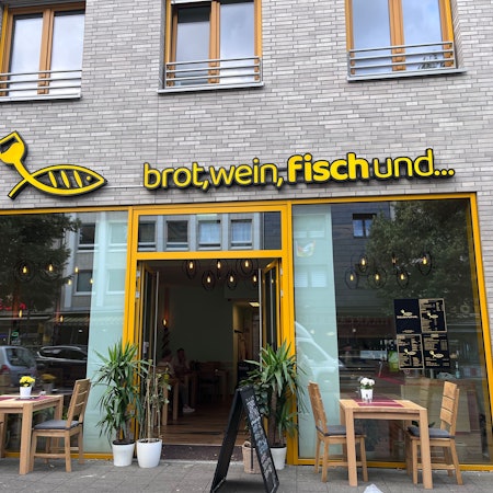 Außensicht auf ein Geschäft mit der Überschrift „brot, wein, fisch und...“.