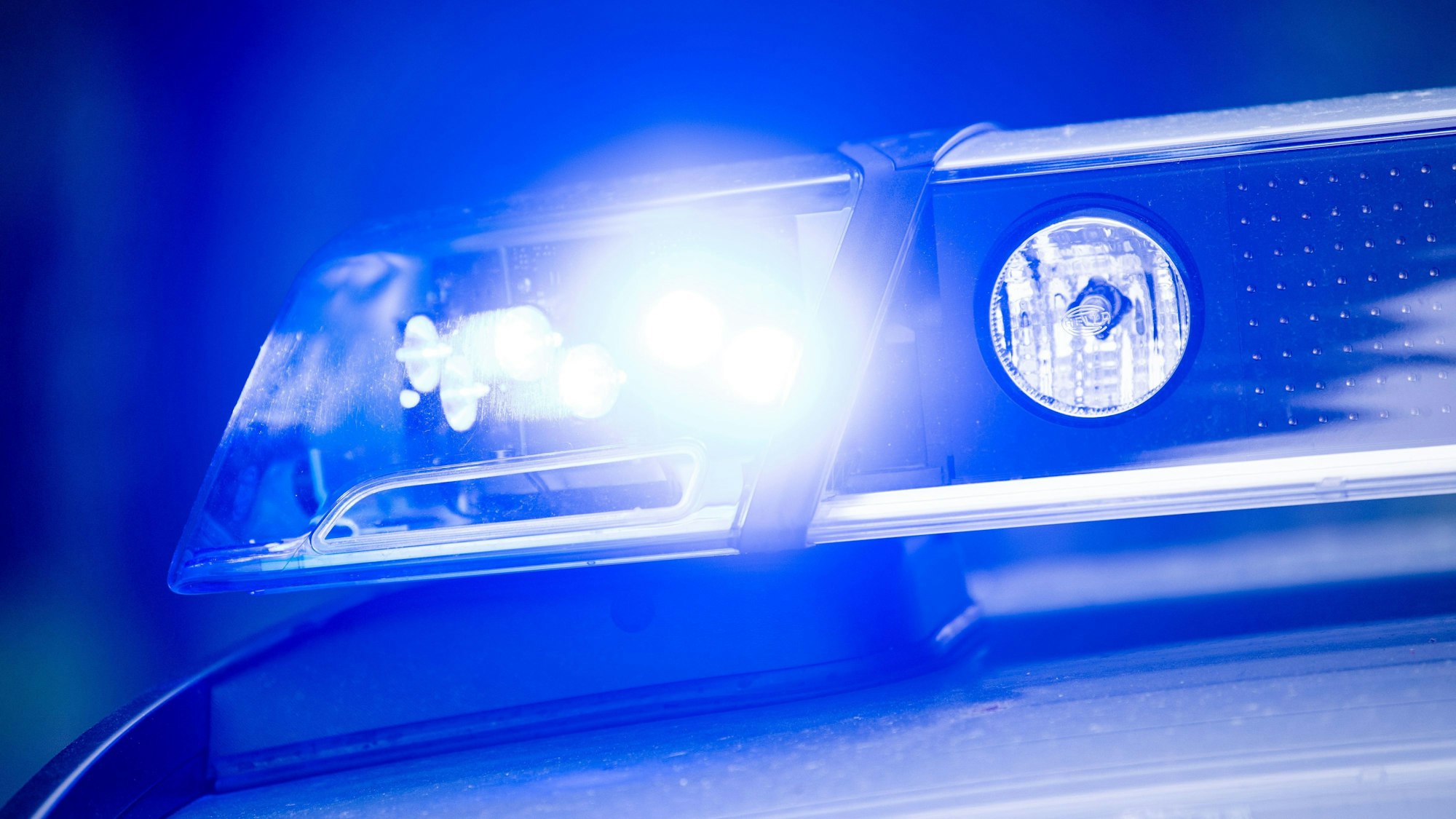Ein Blaulicht leuchtet an einem Polizeiauto.