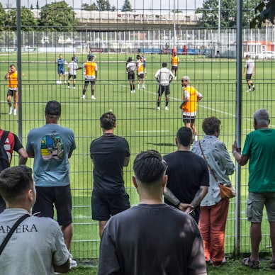 Training der Profis könnte in Leverkusen bald passé sein. Wenn es nach bayer 04 geht, zieht der Trainingsbetrieb nach Monheim umziehen. Aber da regt sich breiter Protest.