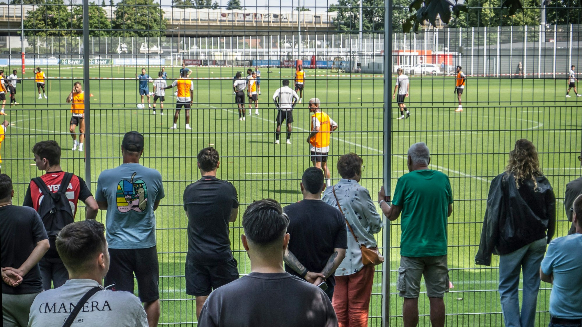 Training der Profis könnte in Leverkusen bald passé sein. Wenn es nach bayer 04 geht, zieht der Trainingsbetrieb nach Monheim umziehen. Aber da regt sich breiter Protest.