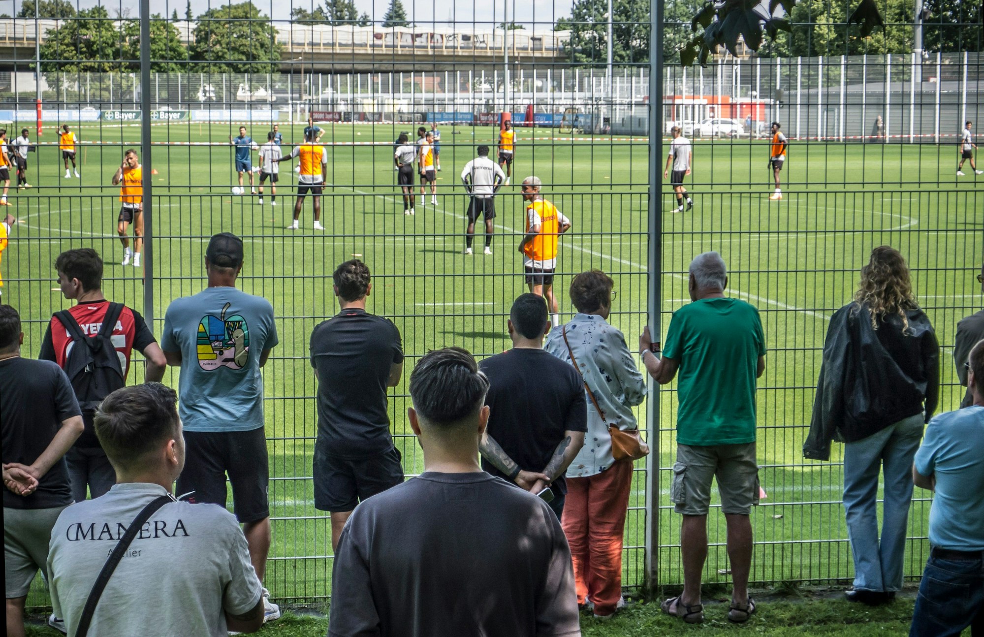 Sportpark, Trainingsplätze: Fans gucken beim Training von Bayer 04 zu.