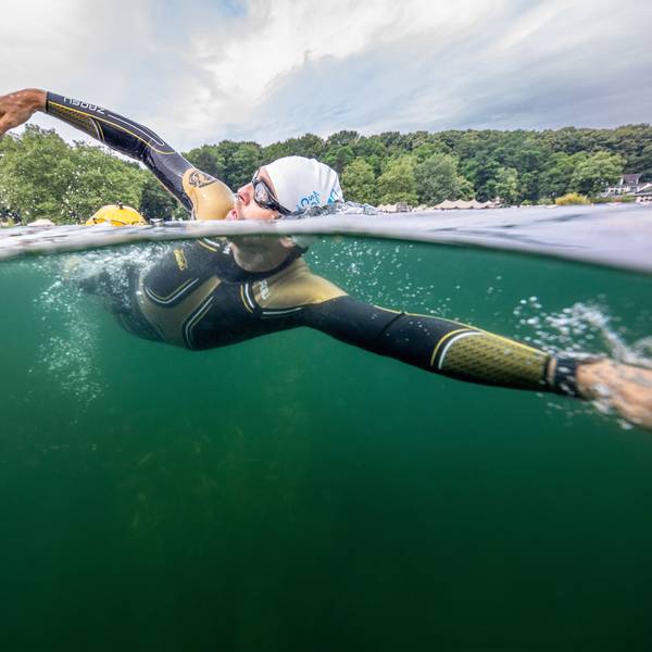 Der Schwimmtrainer und Athlet Johann Ackermann schwimmt im Wasser des Fühlinger See. Ackermann gibt unter dem Namen „Der Schwimmcoach“ regelmäßig Workshops für Triathleten, bei denen es um das Freiwasserschwimmen geht.