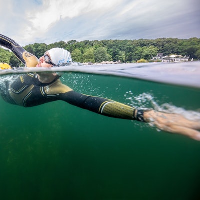 Der Schwimmtrainer und Athlet Johann Ackermann schwimmt im Wasser des Fühlinger See. Ackermann gibt unter dem Namen „Der Schwimmcoach“ regelmäßig Workshops für Triathleten, bei denen es um das Freiwasserschwimmen geht.
