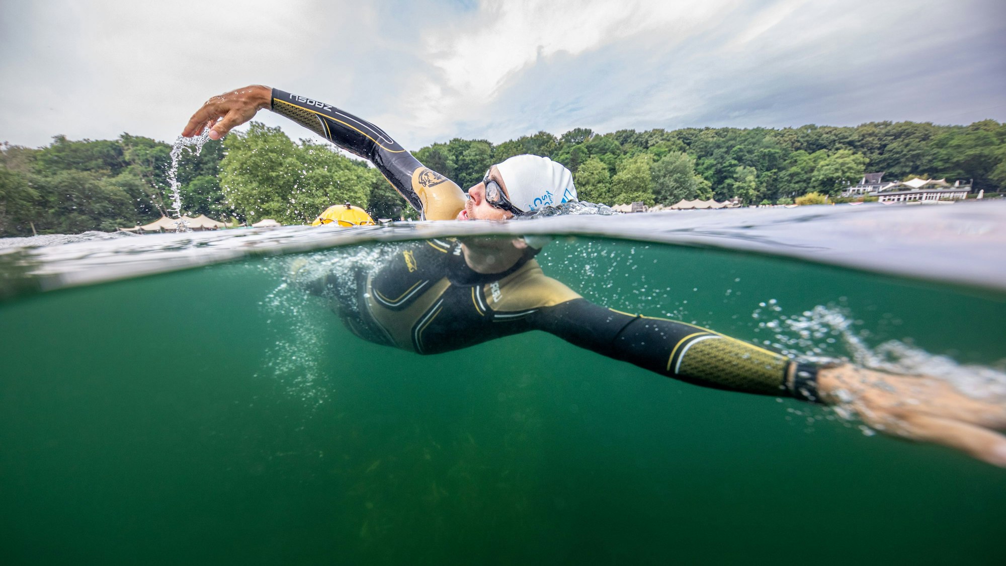 Der Schwimmtrainer und Athlet Johann Ackermann schwimmt im Wasser des Fühlinger See. Ackermann gibt unter dem Namen „Der Schwimmcoach“ regelmäßig Workshops für Triathleten, bei denen es um das Freiwasserschwimmen geht.