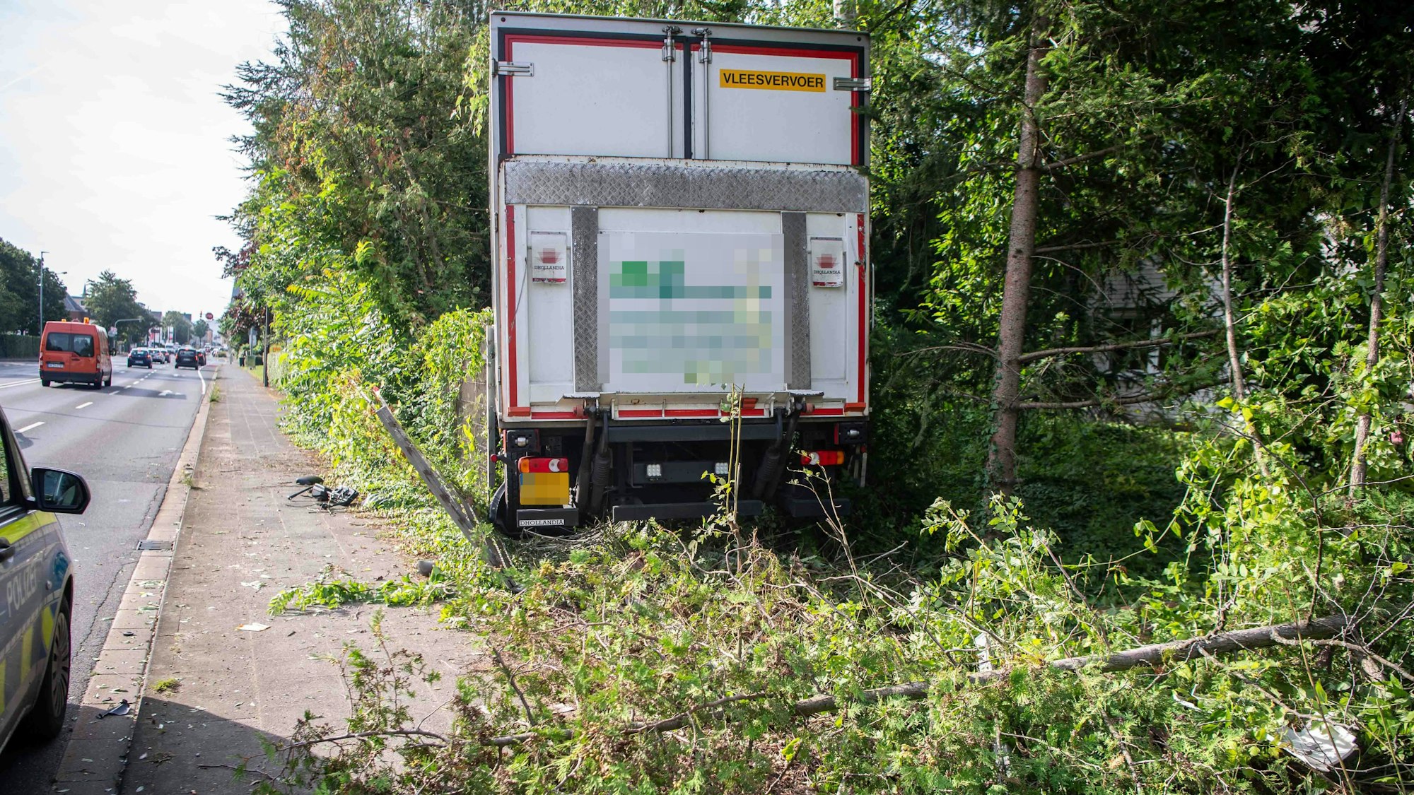 Ein Lkw ist an der Frauenberger Straße von der Fahrbahn abgekommen und in einen Garten gefahren.