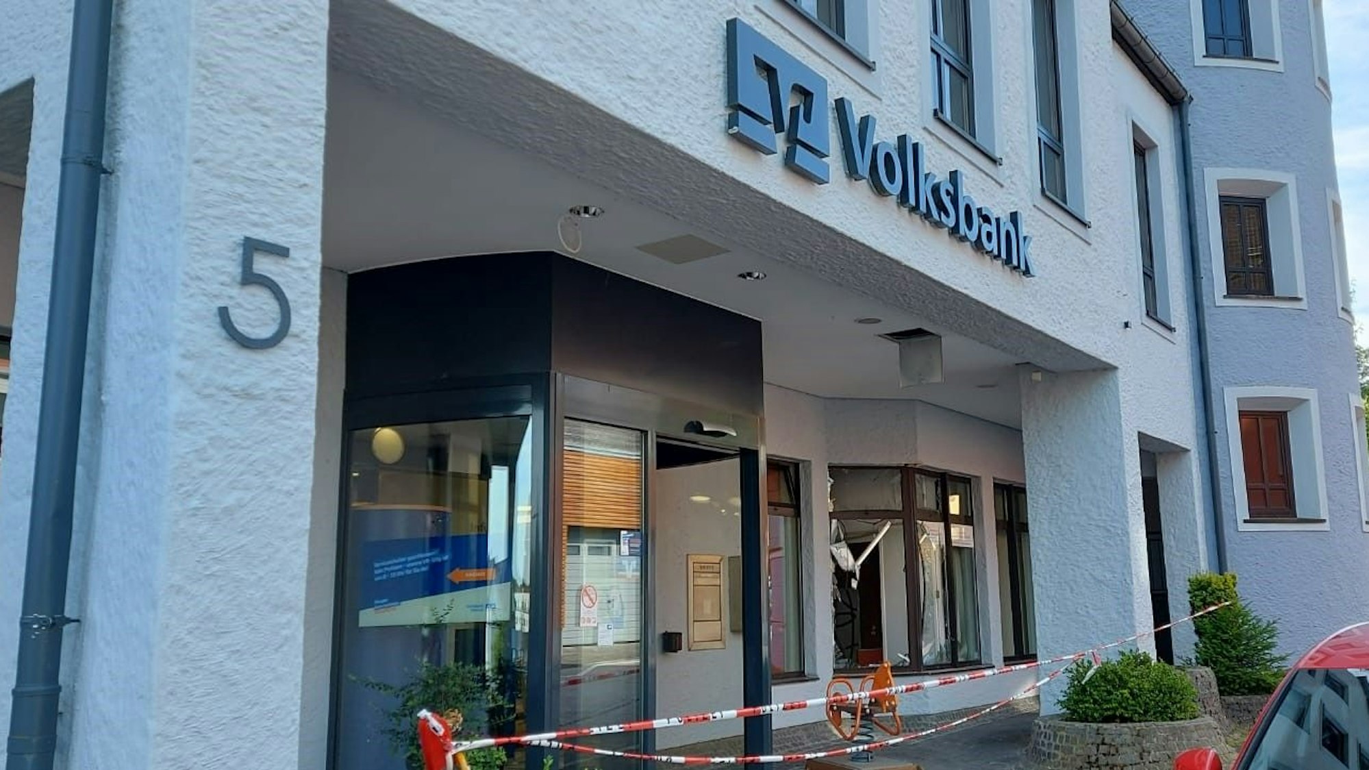 Der Eingangsbereich der Volksbank in Hillesheim ist mit Flatterband abgesperrt worden.