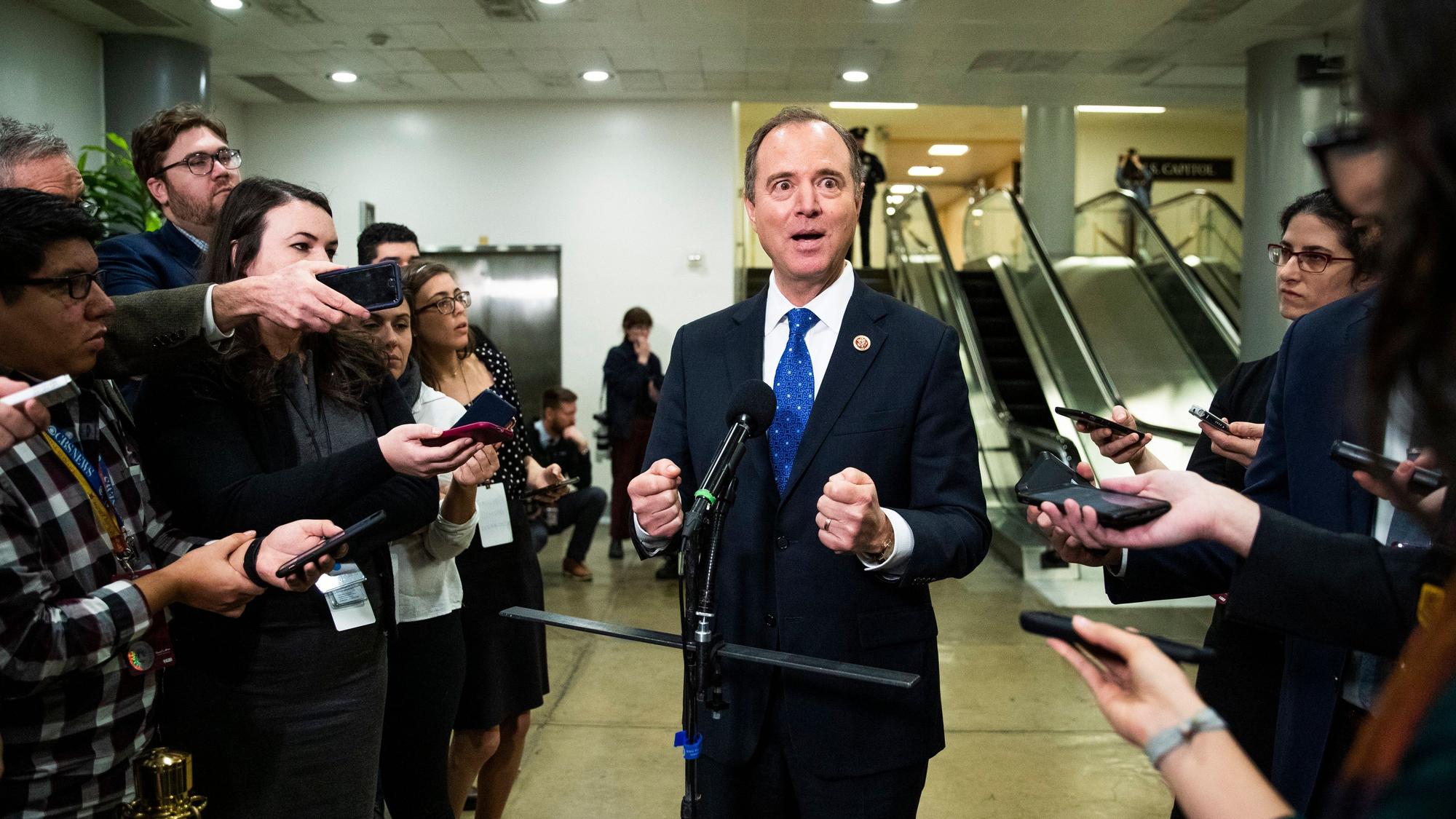 Adam Schiff (M), Leitender Anklagevertreter und Vorsitzende des Geheimdienstausschusses im Repräsentantenhaus, spricht im Rahmen des Amtsenthebungsverfahrens gegen US-Präsident Trump mit Journalisten.