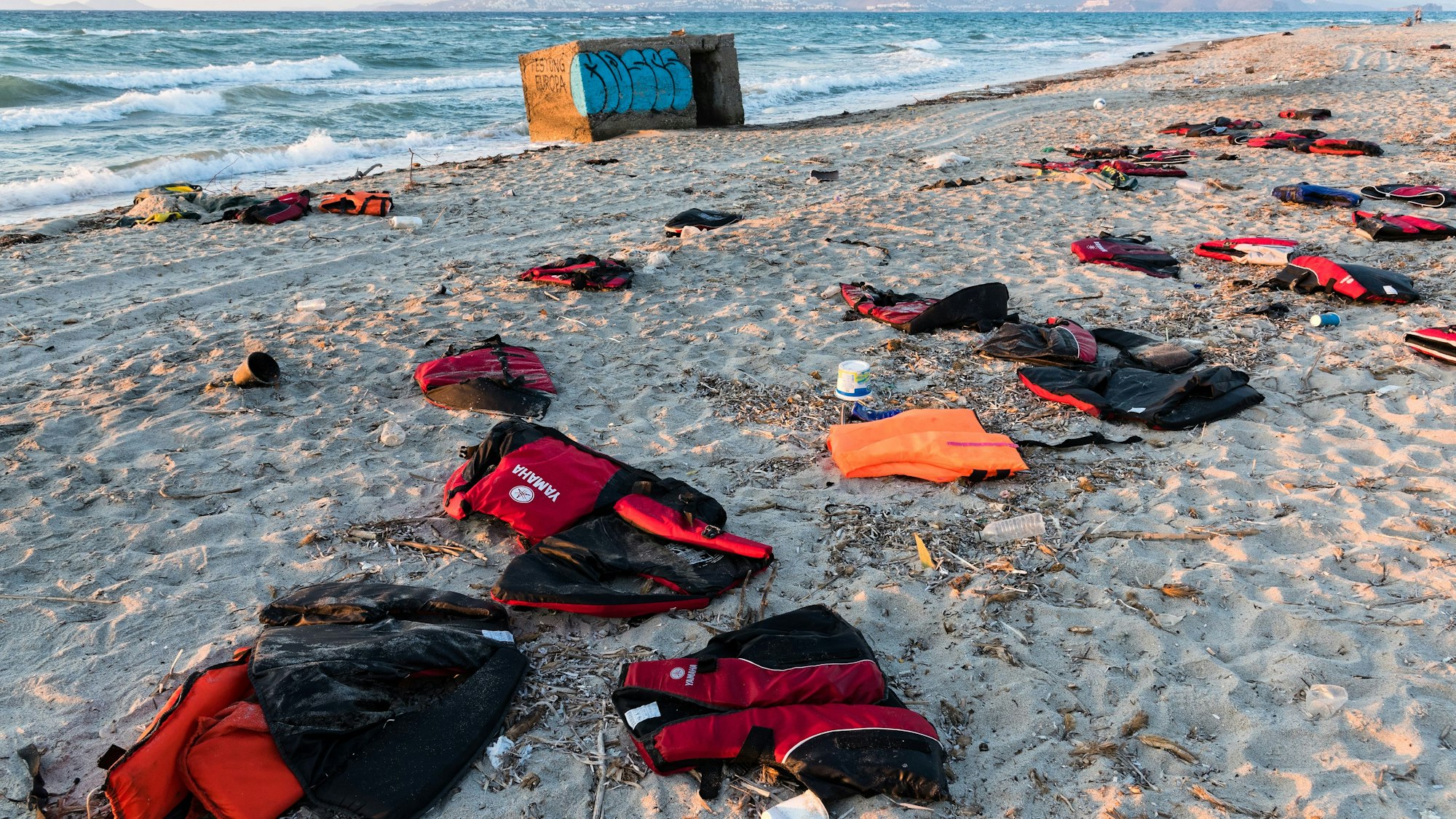Zurückgelassene Rettungswesten liegen im Oktober 2015 am Strand von Kos.