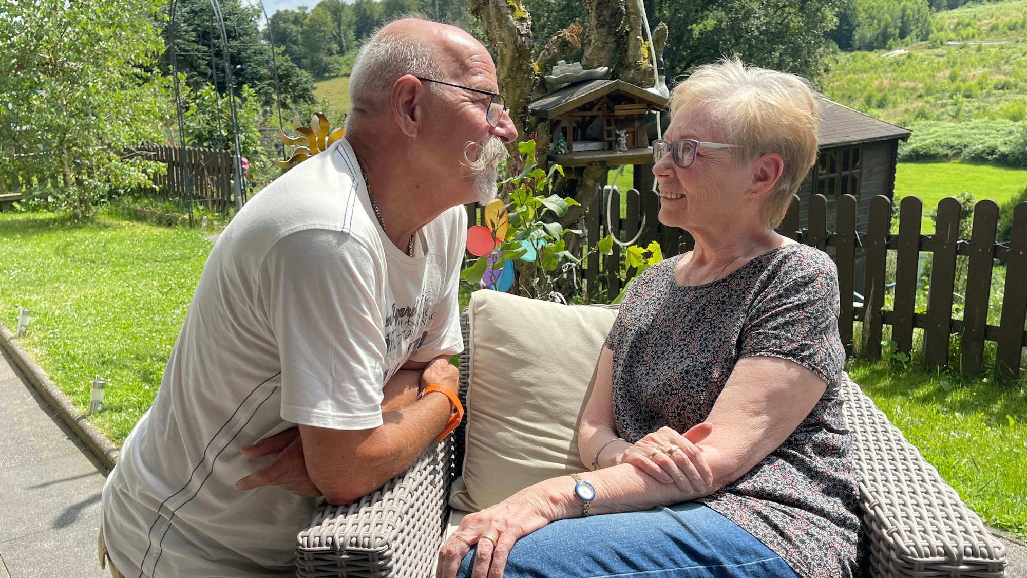 Ein Mann gezwirbeltem Schnurrbart himmelt eine Frau an.