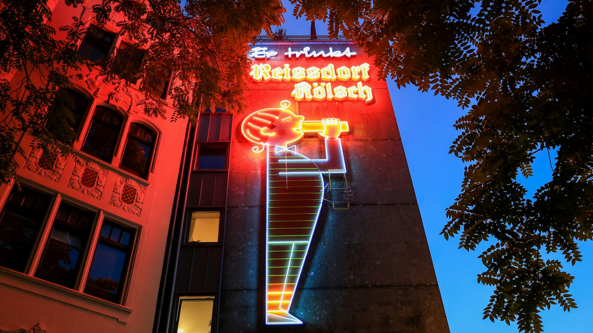 Während der CSD-Feierlichkeiten leuchten die „weiblichen“ Attribute wie die Locken und die „männlichen“ wie die Fliege gleichzeitig.