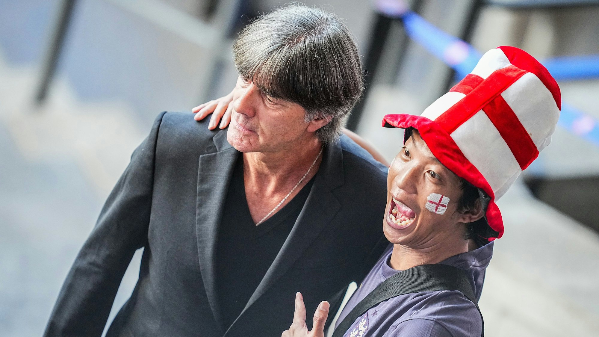 Der ehemalige Fußballnationaltrainer Joachim Löw mit einem Fan von England vor dem Spiel.