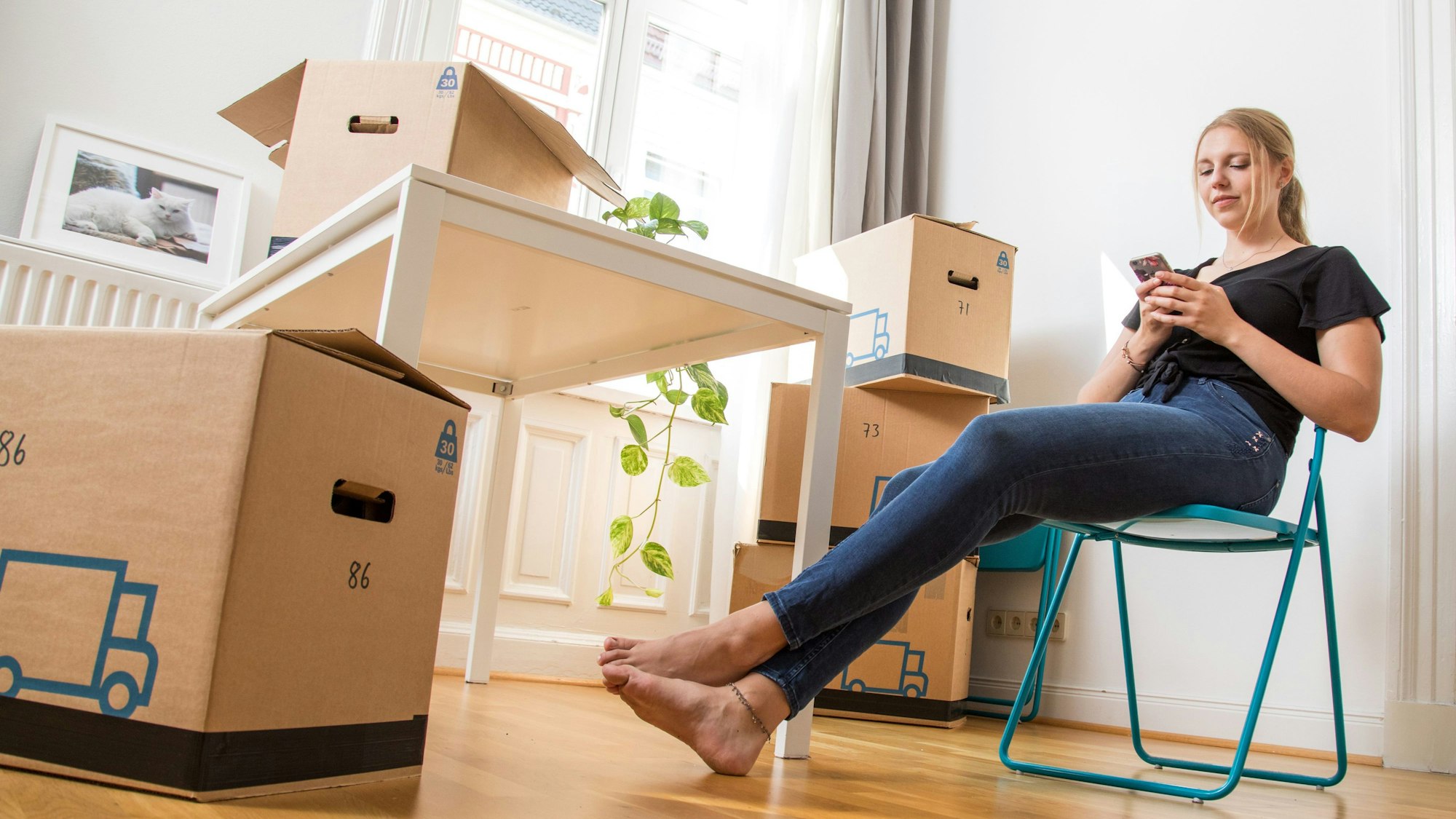 ILLUSTRATION - Zum Themendienst-Bericht von Sabine Meuter vom 27. Februar 2023: Nach dem Umzug erstmal das Konto checken: Denn die Kosten dafür samt Kautionszahlung belasten finanziell mitunter enorm. Foto: Christin Klose/dpa-tmn - Honorarfrei nur für Bezieher des dpa-Themendienstes +++ dpa-Themendienst +++