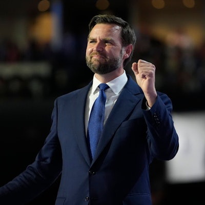 17.07.2024, USA, Milwaukee: Der für das Amt des US-Vizepräsidenten nominierte Senator JD Vance spricht mit geballter Faust während der Republican National Convention in Milwaukee. Foto: Paul Sancya/AP/dpa +++ dpa-Bildfunk +++