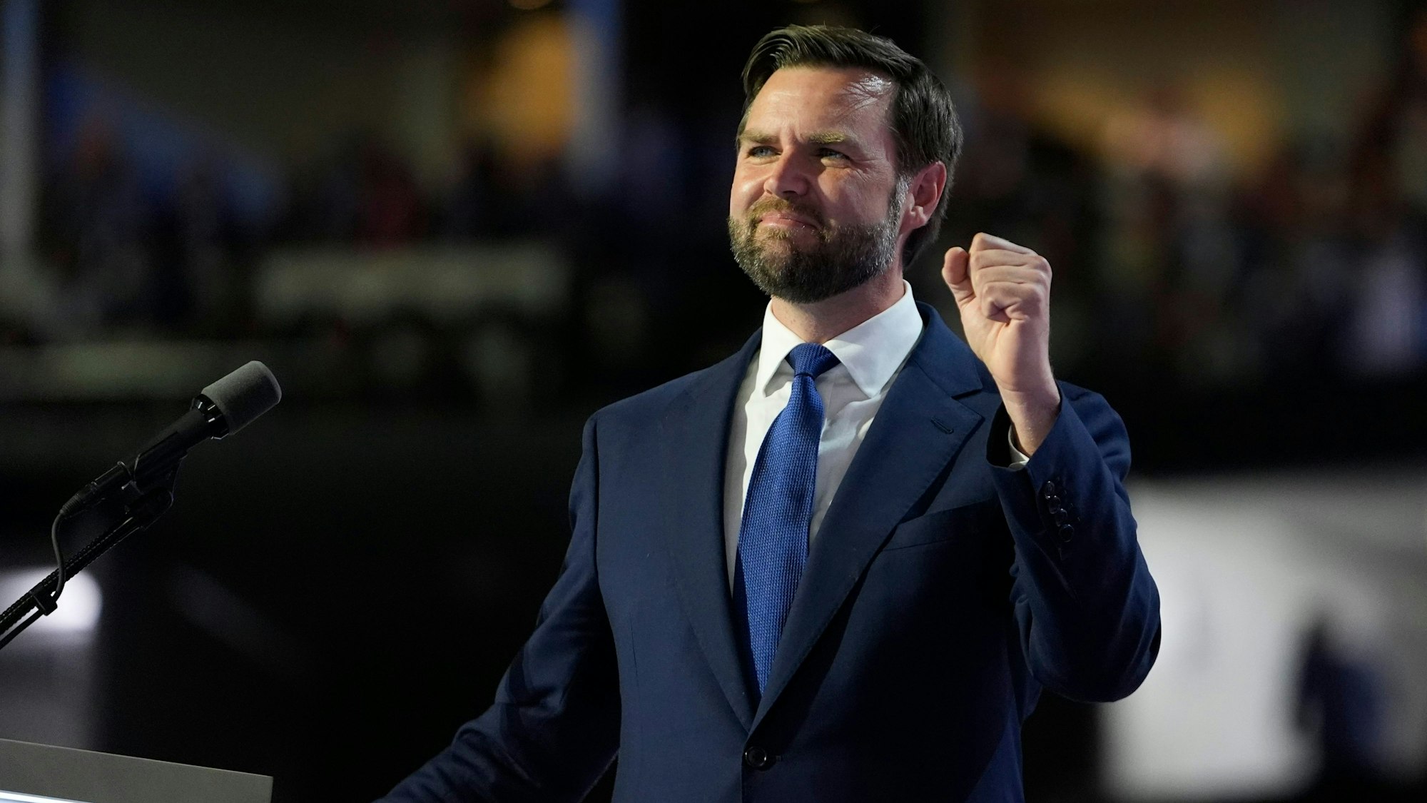 17.07.2024, USA, Milwaukee: Der für das Amt des US-Vizepräsidenten nominierte Senator JD Vance spricht mit geballter Faust während der Republican National Convention in Milwaukee. Foto: Paul Sancya/AP/dpa +++ dpa-Bildfunk +++