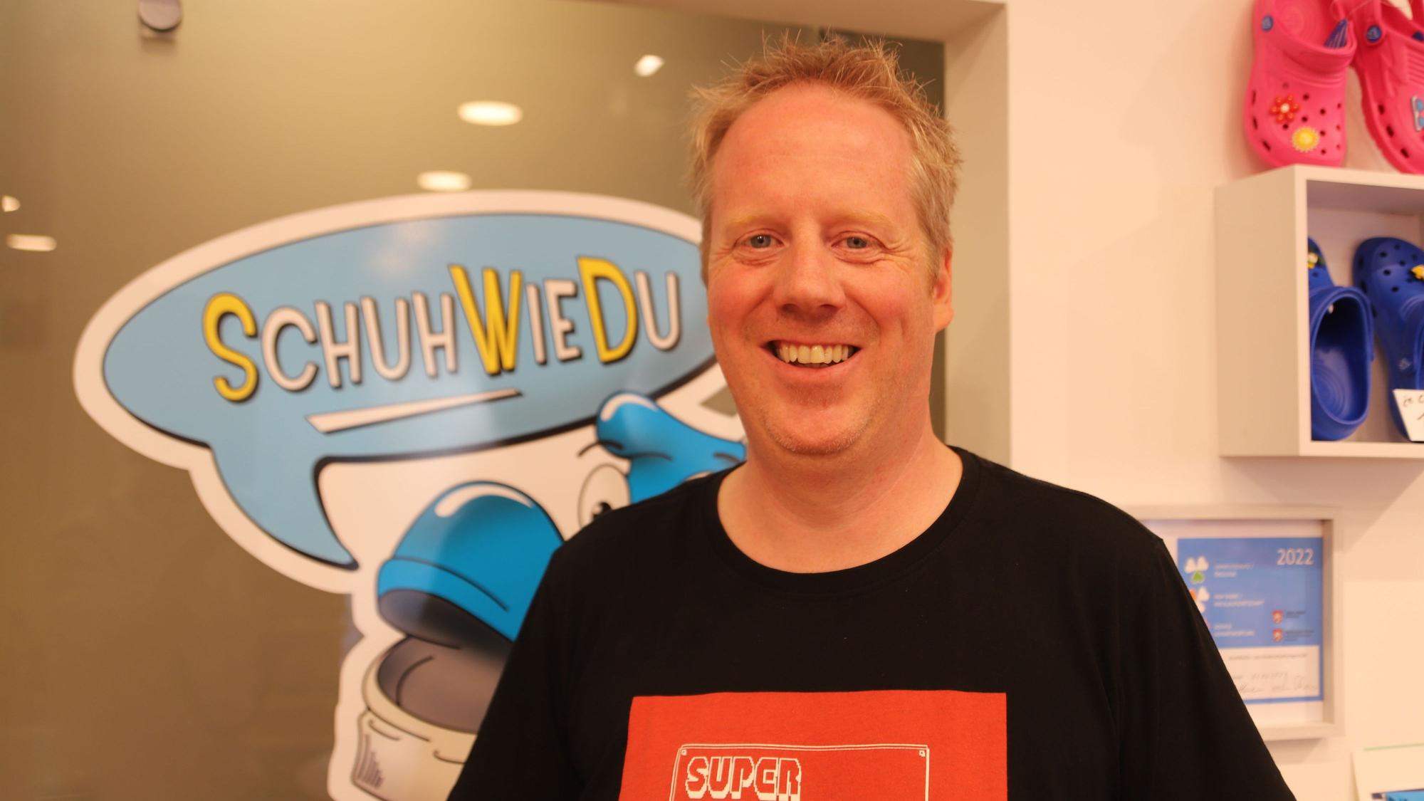 Henning Borgmann steht in seinem Kinderschuhgeschäft.