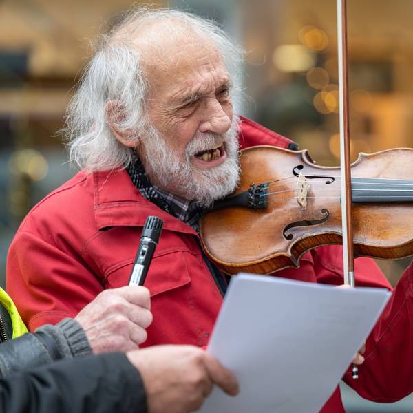 Klaus der Geiger spielt im Dezember 2021 bei einer Demo gegen Wohnungsnot in Köln.