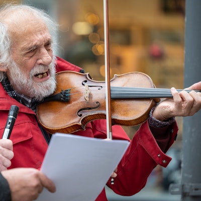 Klaus der Geiger spielt im Dezember 2021 bei einer Demo gegen Wohnungsnot in Köln.