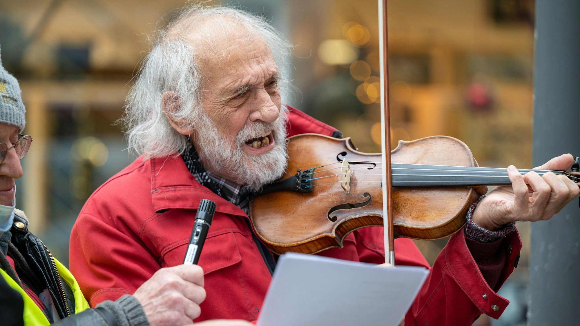 Klaus der Geiger spielt im Dezember 2021 bei einer Demo gegen Wohnungsnot in Köln.