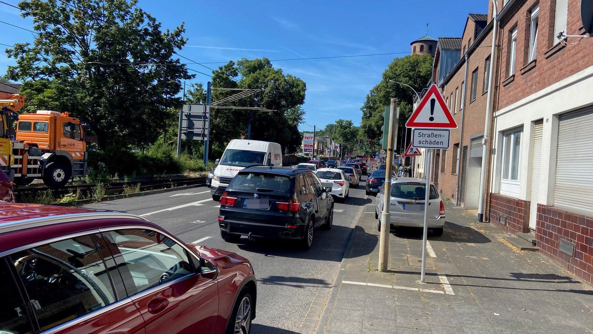 Auf dem Bild ist ein Stau an der Baustelle an der Dürener Straße zu sehen.