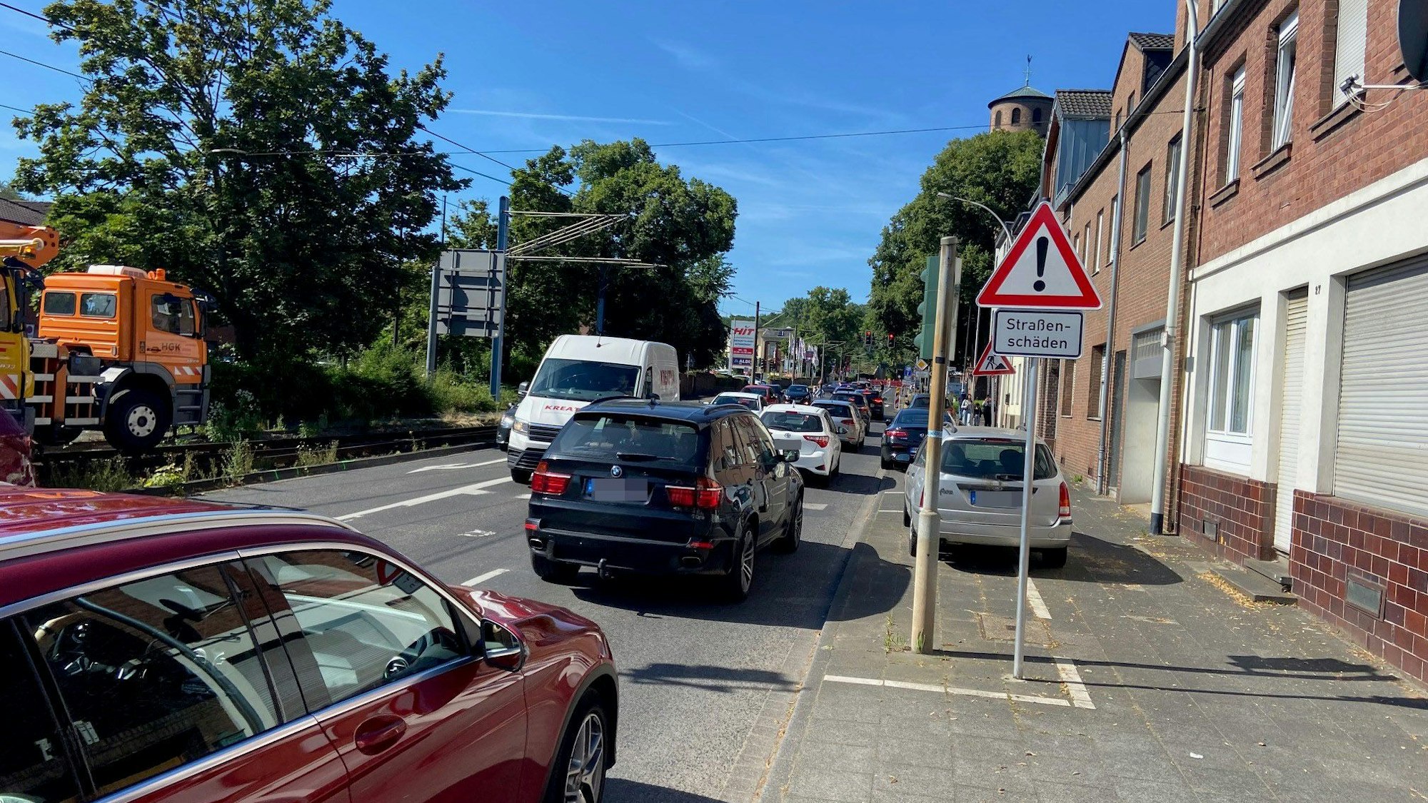 Auf dem Bild ist ein Stau an der Baustelle an der Dürener Straße zu sehen.