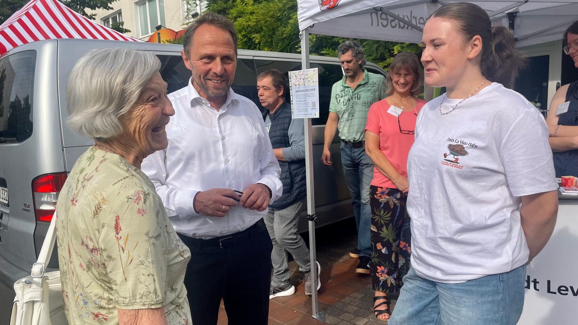 Drei Menschen im Gespräch