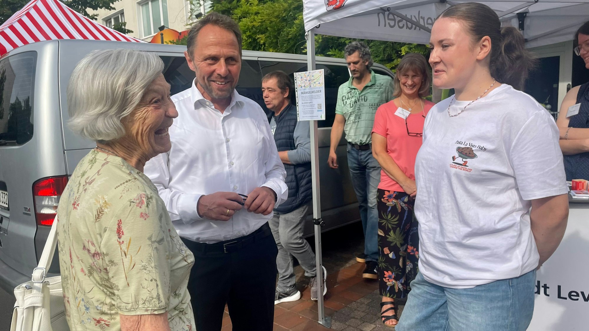 Drei Menschen im Gespräch