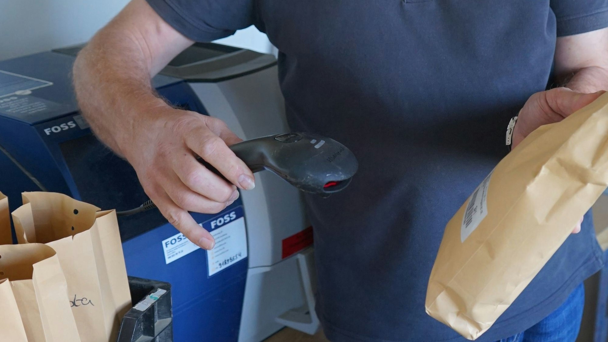 Hubert Henk überprüft Sortenproben auf ihren Nährstoffgehalt.