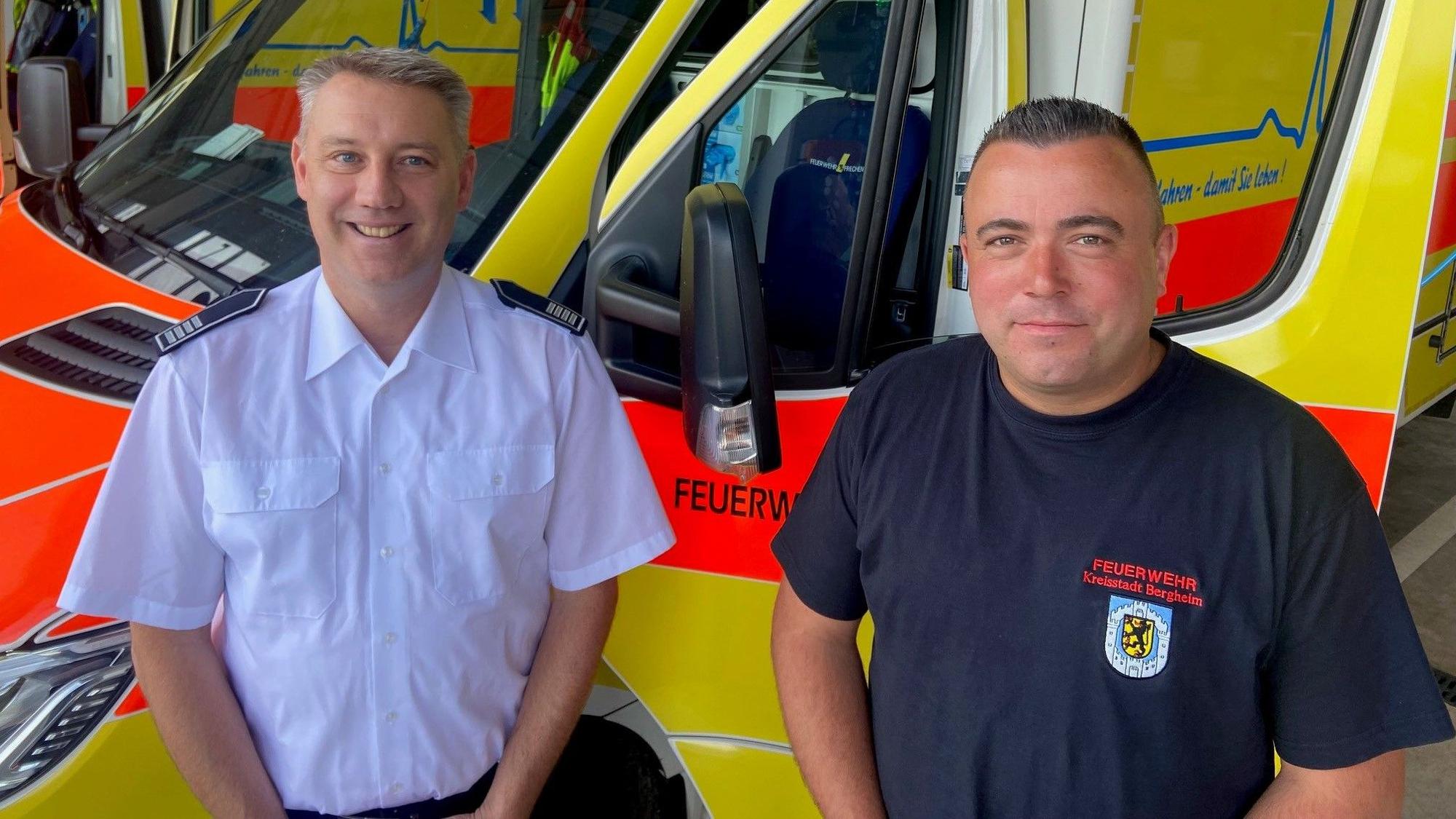 Auf dem Bild sind zwei Feuerwehrchefs zu sehen.