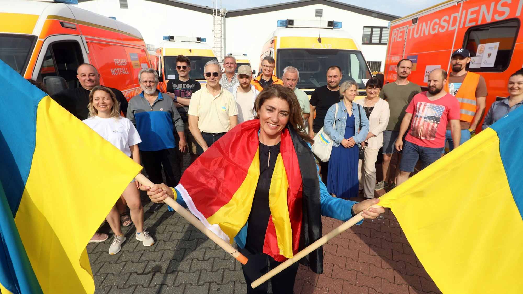 Ein Gruppenbild mit den Fahrern der RTWs in die Ukraine mit Linda Mai. Ein Humanitärer Hilfskonvoi des Vereins Blau-Gelben Kreuzes aus NRW mit acht acht Krankenwagen und Begleitfahrzeugen startet von Köln in die Ukraine.