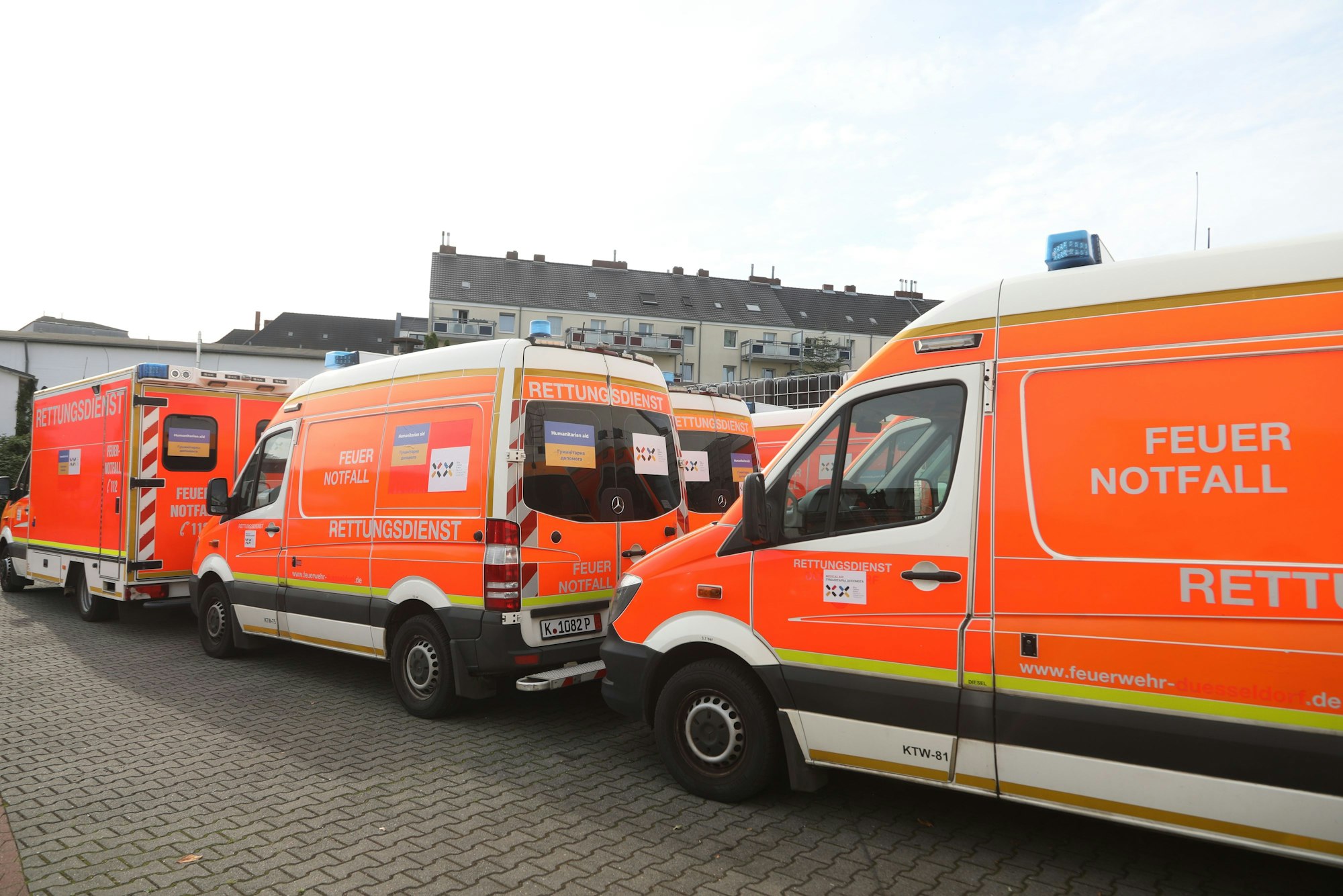 Ein humanitärer Hilfskonvoi des Vereins Blau-Gelben Kreuzes aus NRW mit acht Krankenwagen und Begleitfahrzeugen startet von Köln in die Ukraine.