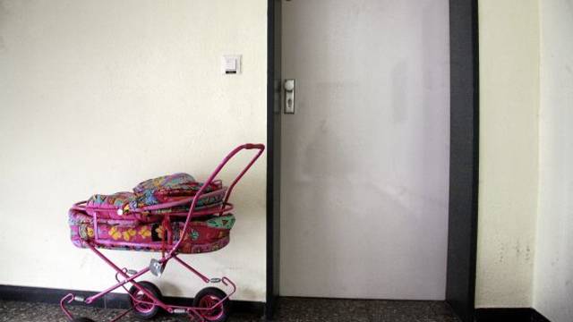 Lenis Puppenwagen stand monatelang Hausflur vor der Wohnung ihrer Familie