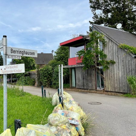 Der Ortseingang von Berringhausen mit einem typischen Schneider-Haus.