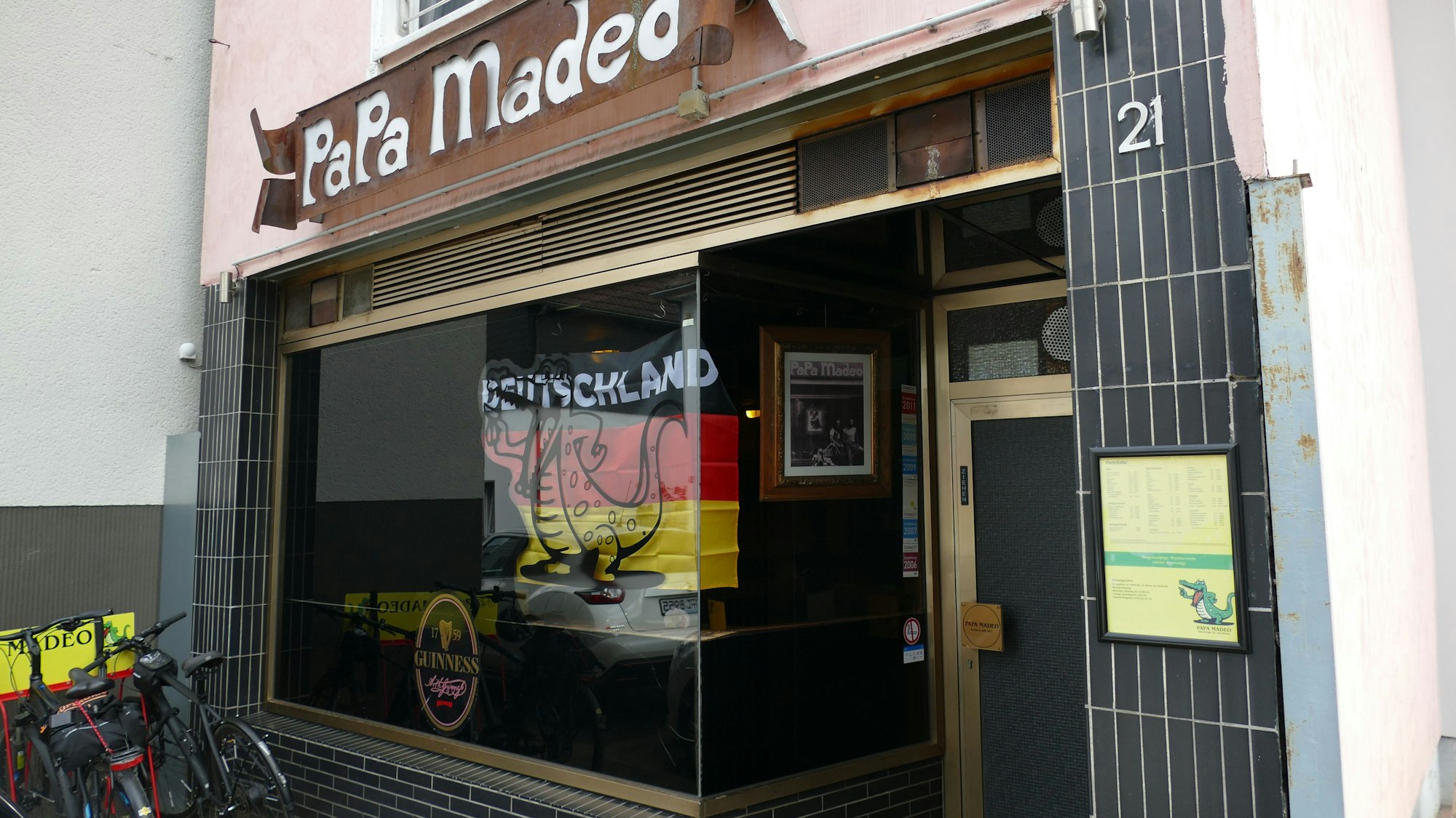 Außenansicht der Kneipe Papa Madeo