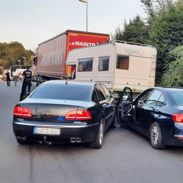 Zwei Autos stehen auf einem Parkplatz an der A3.