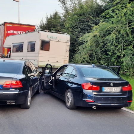 Zwei Autos stehen auf einem Parkplatz an der A3.
