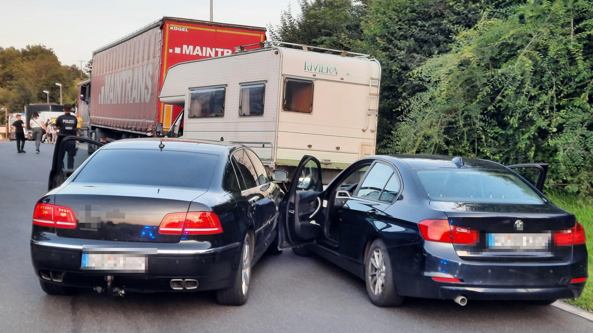 Zwei Autos stehen auf einem Parkplatz an der A3.