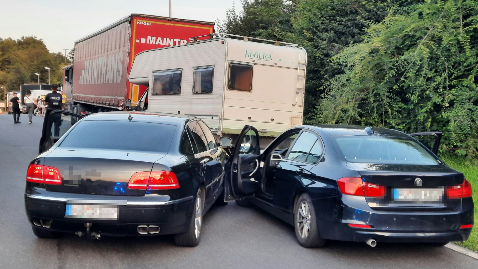 Zwei Autos stehen auf einem Parkplatz an der A3.