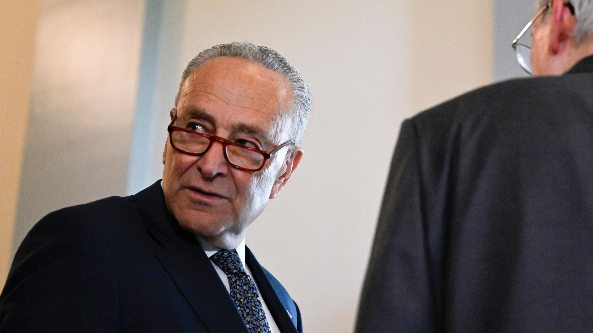 Der Mehrheitsführer im Senat, Chuck Schumer, links, spricht mit dem Minderheitsführer im Senat, Mitch McConnell, während sie auf die Ankunft des ukrainischen Präsidenten Volodymyr Zelenskyy auf dem Capitol Hill warten.