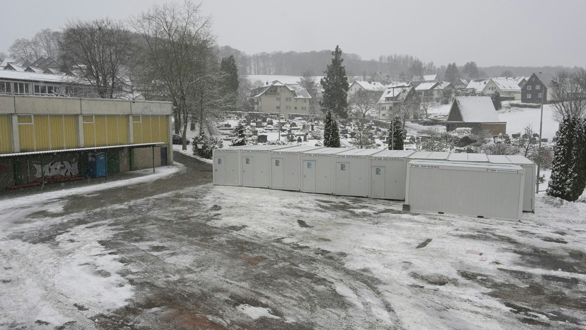 Das Foto zeigt den Biesfelder Schützenplatz mit Wohnmodulen für Geflüchtete