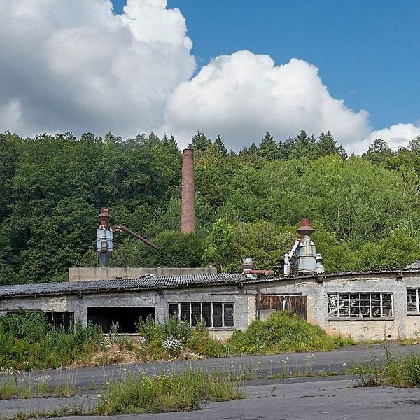Das Bild zeigt die verlassenen Gebäude..