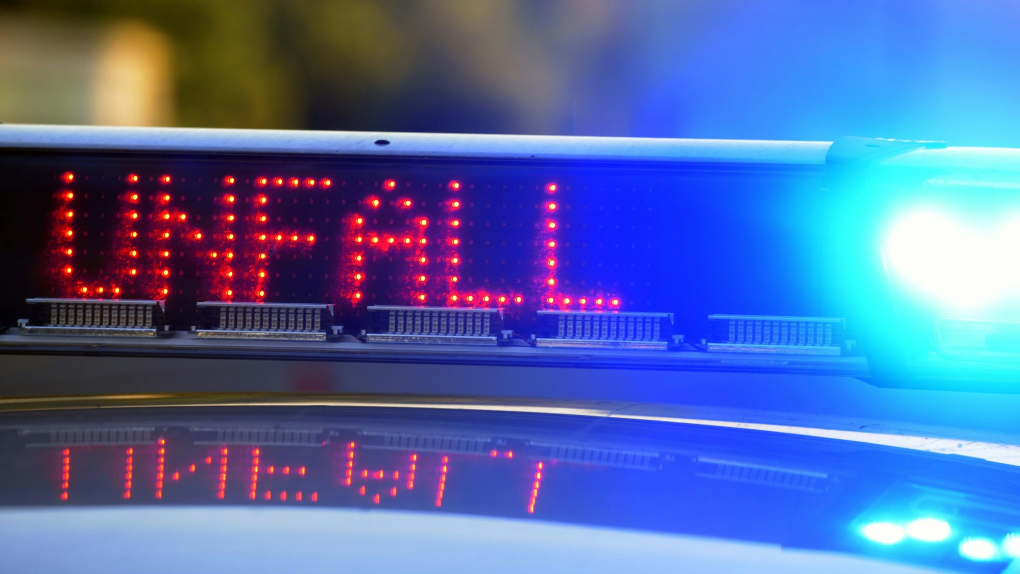 Das Bild zeigt den Schriftzug Unfall auf einem Streifenwagen.