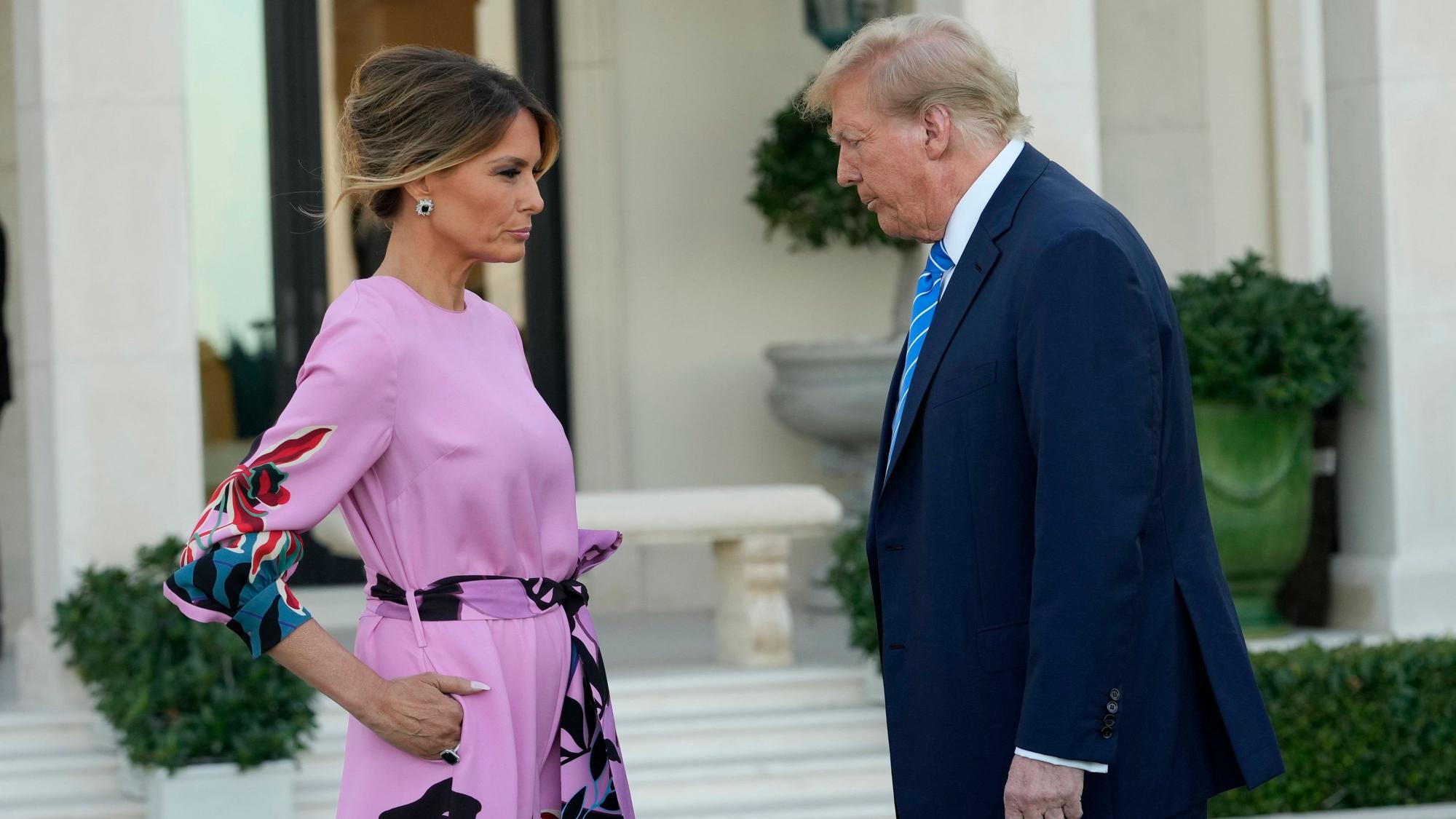 Donald Trump, ehemaliger Präsident der USA und US-Präsidentschaftsbewerber, kommt mit seiner Frau Melania Trump in Palm Beach, Florida, zu einer Spendengala der Republikaner.