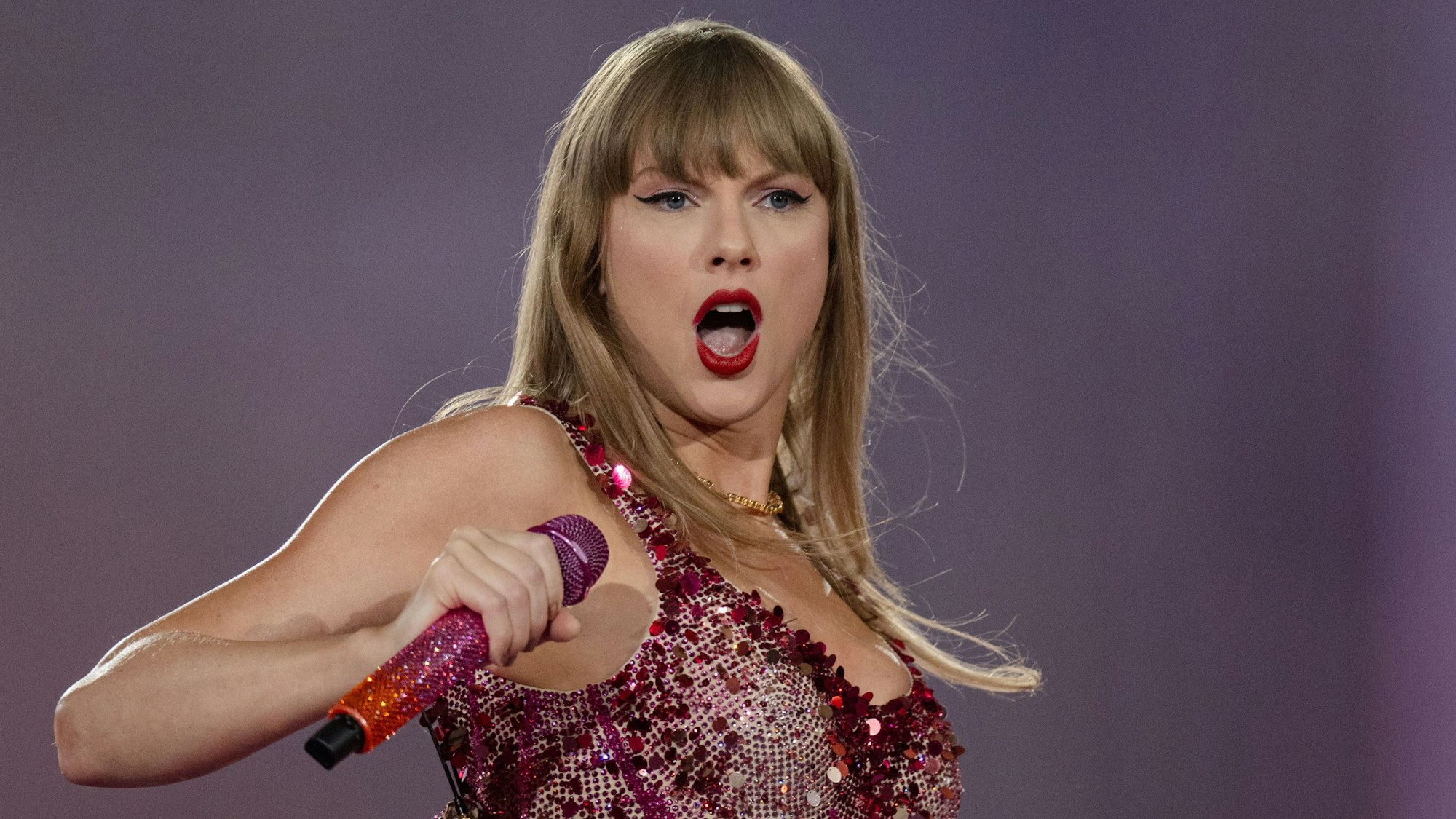 US-Sängerin Taylor Swift steht in der Veltins-Arena auf der Bühne.