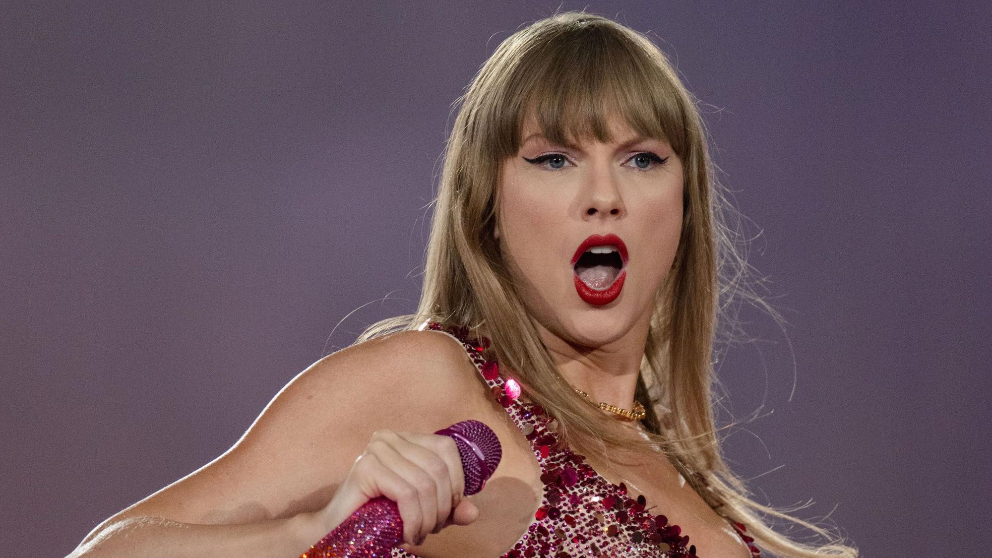 US-Sängerin Taylor Swift steht in der Veltins-Arena auf der Bühne.