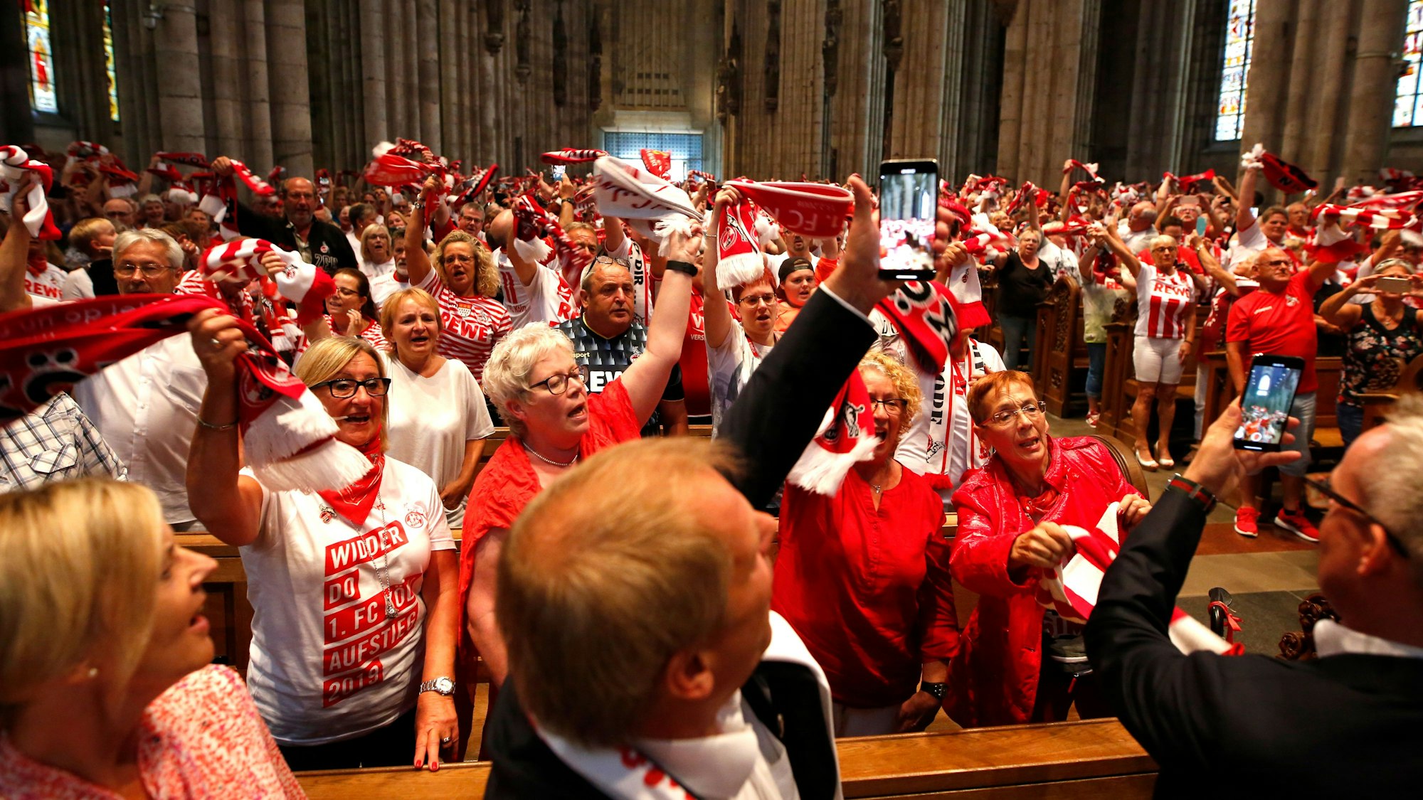 Fans des 1. FC Köln singen die FC-Hymne beim gemeinsamen Gottesdienst zum Saisonbeginn 2019/2020.