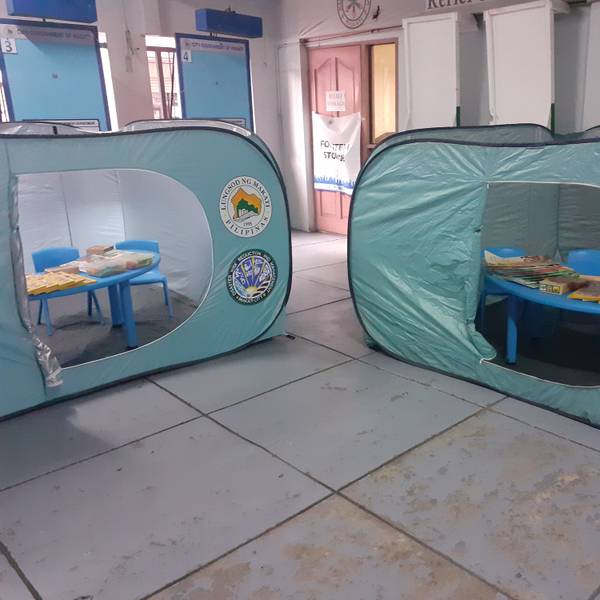 Pop-up-Zelte mit extra Kinderbereich in einem Evakuierungszentrum in Makati City auf den Philippinen.