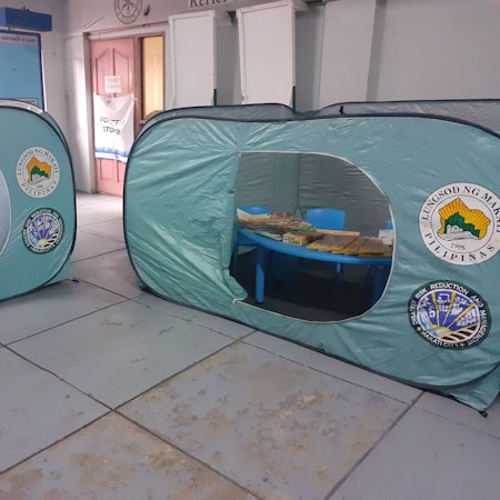Pop-up-Zelte mit extra Kinderbereich in einem Evakuierungszentrum in Makati City auf den Philippinen.